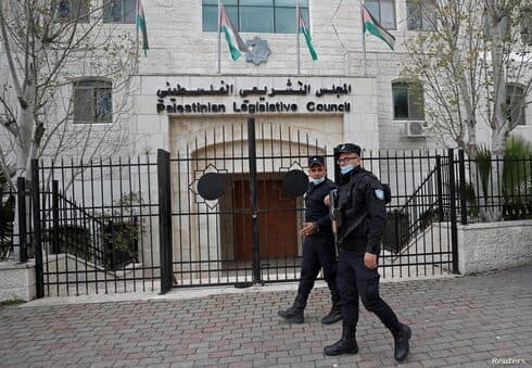 Policías palestinos a la salida del Consejo Legislativo Palestino. 