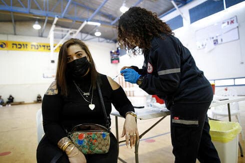 Una mujer recibe la vacuna contra el COVID-19 en Tel Aviv. 