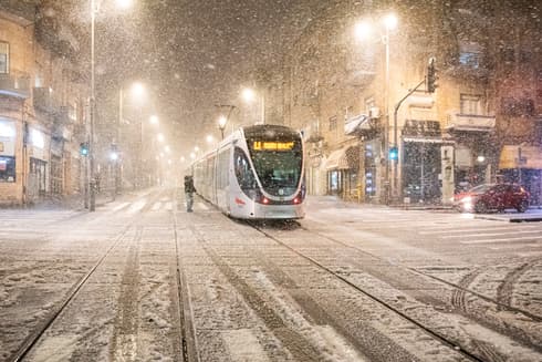 El tranvía se cubrió de nieve. 