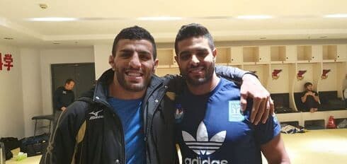 El iraní Mollaei junto al israelí Muki, una foto que recorrió el mundo deportivo. (Gentileza) Mollaei Muki Judo