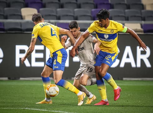 El israelí Solomon, entre dos camisetas amarillas del Maccabi Tel Aviv. 
