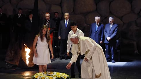 El Papa Francisco durante su visita a Yad Vashem en 2014. 
