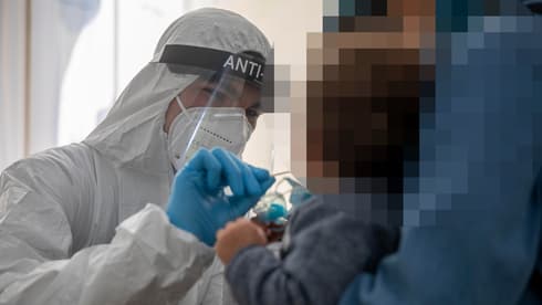Un niño es testeado por COVID-19 en Jerusalem. 
