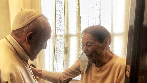 El Papa Francisco se reúne con la poetisa y sobreviviente del Holocausto, Edith Bruck, en Roma el sábado. 