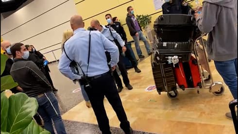 Oficiales de policía reciben a los viajeros que llegan al aeropuerto Ben Gurion.  