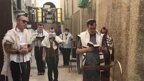 A pesar de la habilitación, algunas comunidades prefieren seguir rezando al aire libre. (Ynet) Sinagoga