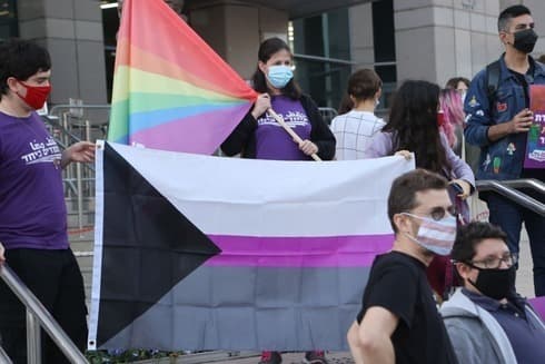 Manifestantes en Tel Aviv protestando por el cierre de un refugio para personas LGBTQ + que se quedaron sin hogar debido a su identidad. (Moti Kimchi ) Manifestantes en Tel Aviv protestando por el cierre de un refugio para personas LGBTQ + que se quedaron sin hogar debido a su identidad.