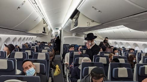 Israelíes que regresan de Nueva York en un vuelo de rescate. 