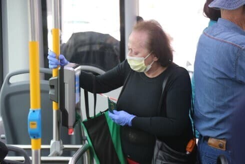 Una anciana se traslada en transporte público en Tel Aviv. 