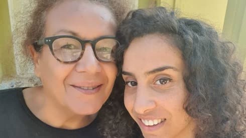 Hila Ben Zaken junto a su madre. 