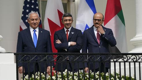 Benjamín Netanyahu y los cancilleres Abdullah bin Zayed bin Sultan Al Nayan, de Emiratos; y Abdullatif bin Rashid Alzayani, de Bahréin. (EPA) Benjamín Netanyahu, de Israel, y los cancilleres Abdullah bin Zayed bin Sultan Al Nayan, de Emiratos, y Abdullatif bin Rashid Alzayani, de Bahrein.