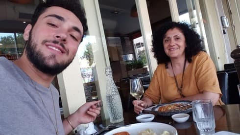 Aryeh Hefetz: "Si no hay pubs ni fiestas, al menos que haya comida de mamá". 
