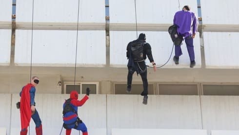 Combatientes de las FDI, disfrazados de superhéroes en el hospital de niños de Haifa. (Hospital Rambam) FDI Purim Hospital