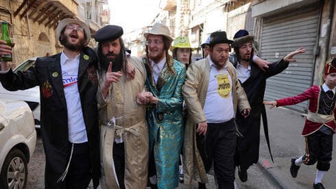 Ultraortodoxos celebran Purim en el barrio Mea She'arim de Jerusalem.