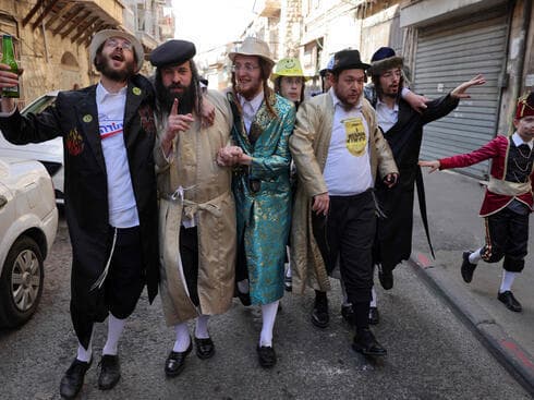 Ultraortodoxos celebran Purim en el barrio Mea She'arim de Jerusalem.