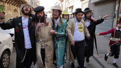 Ultraortodoxos celebran Purim en el barrio Mea She'arim de Jerusalem.