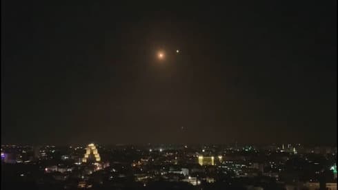 La televisión Siria informó de un ataque aéreo cercano a la capital. 