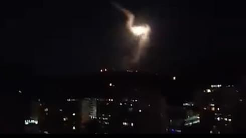 Resplandor de una explosión en las afueras de Damasco. 