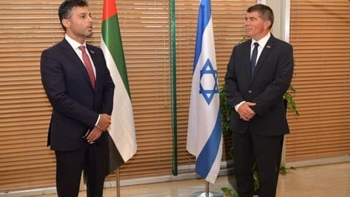 Gabi Ashkenazi (derecha) y el flamante embajador de Emiratos en Israel, Mohammad Mahmoud Al Khajah. (Ministerio de Relaciones Exteriores de Israel) Gabi Ashkenazi (derecha) y el flamante embajador de Emiratos en Israel, Mohammad Mahmoud Al Khajah.