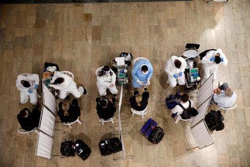Personal de salud realiza pruebas para detección de coronavirus en el Aeropuerto Ben Gurión. (Reuters) Personal de salud realiza pruebas para detección de coronavirus en el Aeropuerto Ben Gurión.