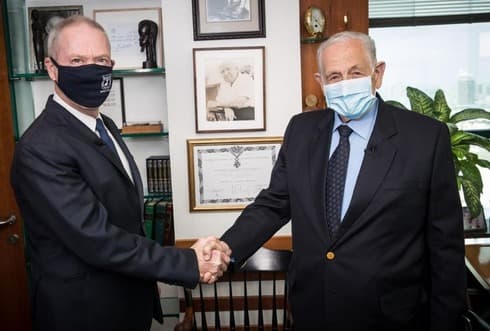 Joseph Ciechanover junto al ministro de Educación, Yoav Galant. 
