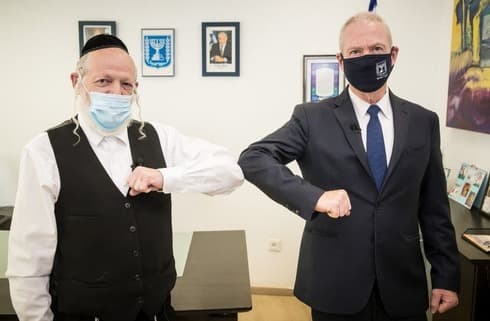 Yehuda Meshi Zahav junto al ministro de Educación, Yoav Galant. 