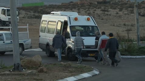 Trabajadores palestinos regresan a Cisjordania después de una jornada de trabajo en Israel. 