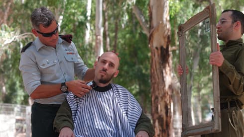 El servicio militar en Israel es obligatorio para todos los mayores de 18 años. (Beard exemptions for all) El servicio militar en Israel es obligatorio para todos los mayores de 18 años.