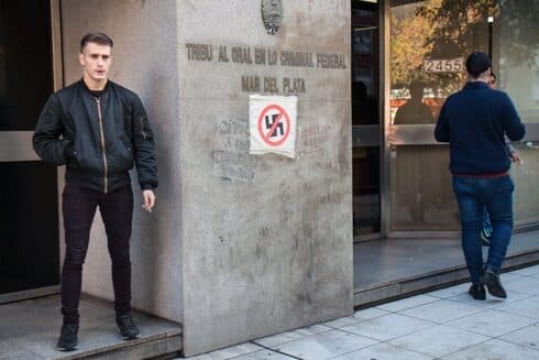 "El Rusito" Levchenko frente al tribunal que lo condenó. A su izquierda, un símbolo de la protesta antinazi en Mar del Plata. (Ynet) "El Rusito" Levchenko frente al tribunal que lo condenó. A su izquierda, un símbolo de la protesta antinazi en Mar del Plata.