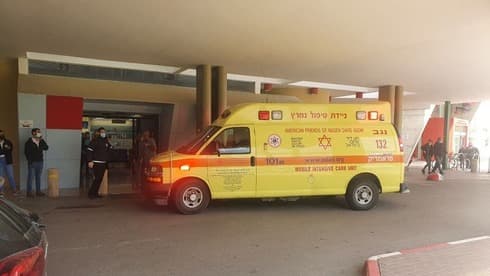 La ambulancia que trasladó a los niños hasta el hospital Soroka. 