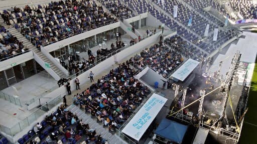 Los asistentes disfrutaron del show de Ivri Lider en el estadio Bloomfield. 