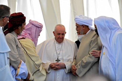 Francisco junto a autoridades religiosas locales en la antigua ciudad de Ur. 