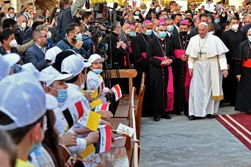 La próxima etapa del viaje es una misa en una iglesia de Bagdad. 