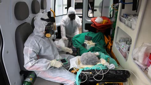 Médicos brasileños atienden a un paciente: la situación en el país más grande de Sudamérica alerta al gobierno israelí. 