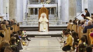 El Papa asiste a un discurso de bienvenida en la localidad de Qaraqosh. 