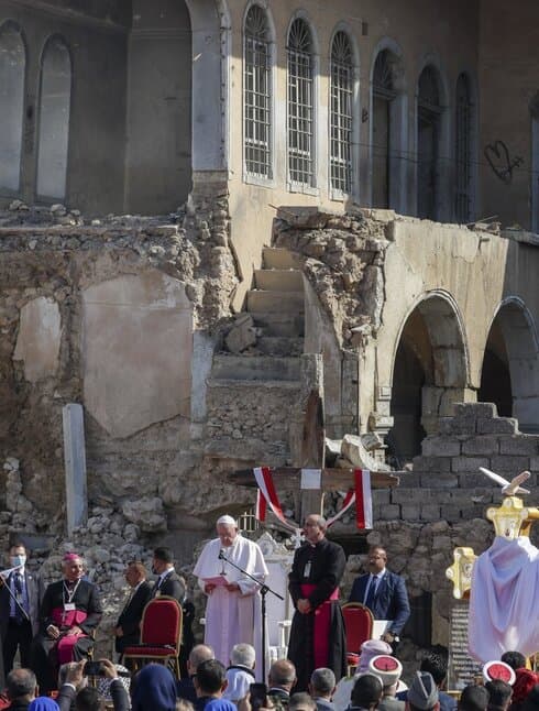 El papa Francisco brinda un discurso en la ciudad de Mosul, al norte de Irak, con una iglesia semi derruida de fondo. (AP) El Papa Francisco brinda un discurso en la ciudad de Mosul, al norte de Irak, con una iglesia semi derruida de fondo.