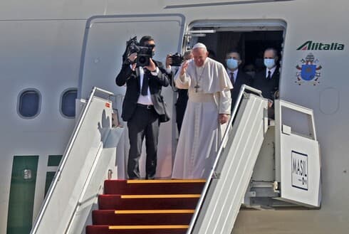 El Papa Francisco se despide de sus anfitriones antes de abordar su avión de Alitalia en el Aeropuerto Internacional de Bagdad. 