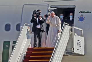 El Papa Francisco se despide de sus anfitriones antes de abordar su avión de Alitalia en el Aeropuerto Internacional de Bagdad. 