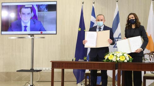 Los ministros de energía de Chipre, Israel y Grecia firman un acuerdo sobre el proyecto 'EuroAsia Interconnector' en el Palacio Presidencial en Nicosia, Chipre. 