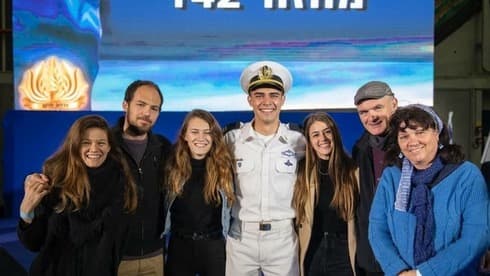 Benny Gerloff y su familia en la ceremonia de fin de curso.