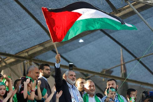 Ismail Haniyeh, máximo líder de Hamás en la Franja de Gaza, ondea una bandera palestina durante un mitin. . (AFP) Ismail Haniyeh, máximo líder de Hamás en la Franja de Gaza, ondea una bandera palestina durante un mitin. .