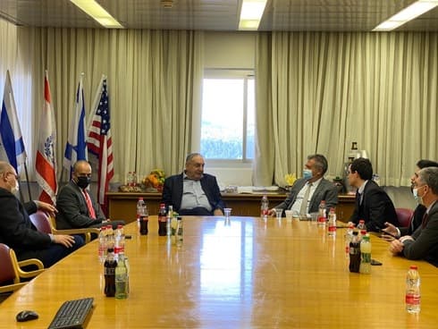 El embajador argentino Sergio Urribarri junto a autoridades del Hospital Hadassah y del Instituto Israelí para la Investigación Biológica. (Ministerio de Relaciones Exteriores) El embajador argentino Sergio Urribarri junto a autoridades del Hospital Hadassah y del Instituto Israelí para la Investigación Biológica.