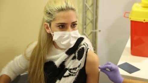 Una docente recibe la vacuna contra el COVID-19. 