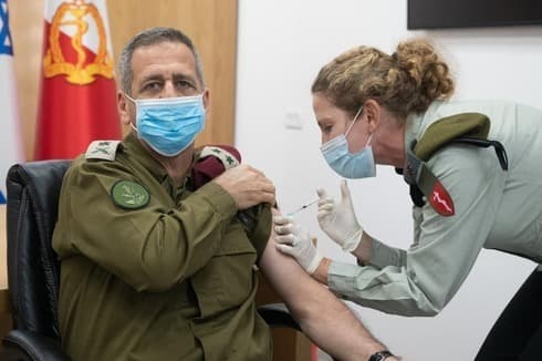 El jefe de Estado Mayor de las FDI, Aviv Kochavi, siendo vacunado contra el COVID-19. (FDI) El jefe de Estado Mayor de las FDI, Aviv Kochavi, siendo vacunado contra el COVID-19.