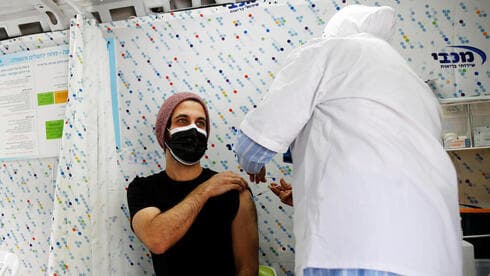 La campaña de vacunación se refleja en las estadísticas de contagio de coronavirus. (Reuters) Vacuna Coronavirus