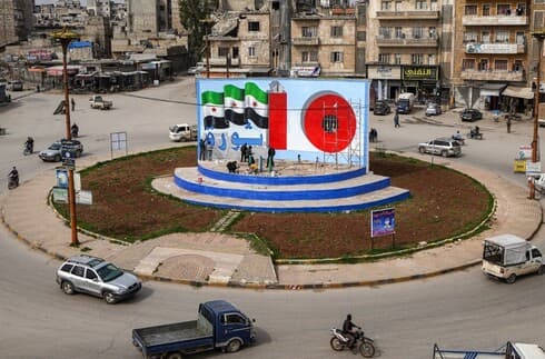 El mural muestra un prisionero tras las rejas en medio del "0", la bandera de la oposición siria y la palabra “Revolución” escrita en árabe. (AFP) El mural muestra un prisionero tras las rejas en medio del "0", la bandera de la oposición siria y la palabra “Revolución” escrita en árabe.