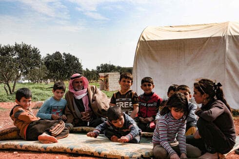 Al-Khatun junto a todos sus nietos. 