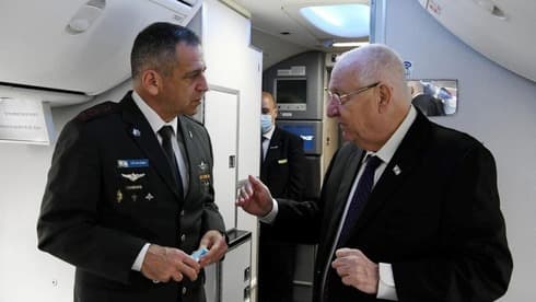 Aviv Kochavi, Jefe de Estado Mayor del Ejército y Reuven Rivlin, presidente de Israel antes del despegue. (Oficina de Prensa de Israel) Aviv Kochavi, Jefe de Estado Mayor del Ejército y Reuven Rivlin, presidente de Israel antes del despegue.