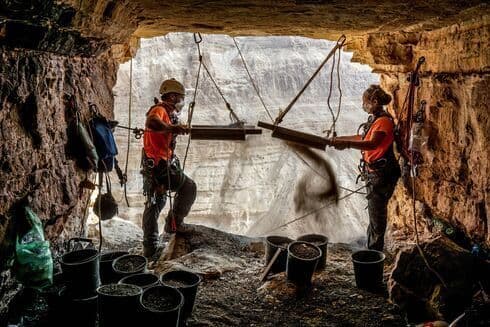 Arqueólogos en la Cueva del Horror, en el desierto de Judea. (Autoridad de Antigüedades de Israel) Arqueólogos en la Cueva del Horror, en el desierto de Judea.