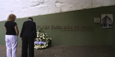 Galit Ronen y una sobreviviente del atentado rinden homenaje a los fallecidos en el lugar de la explosión. (Captura) Galit Ronen y una sobreviviente del atentado rinden homenaje a los fallecidos en el lugar de la explosión.